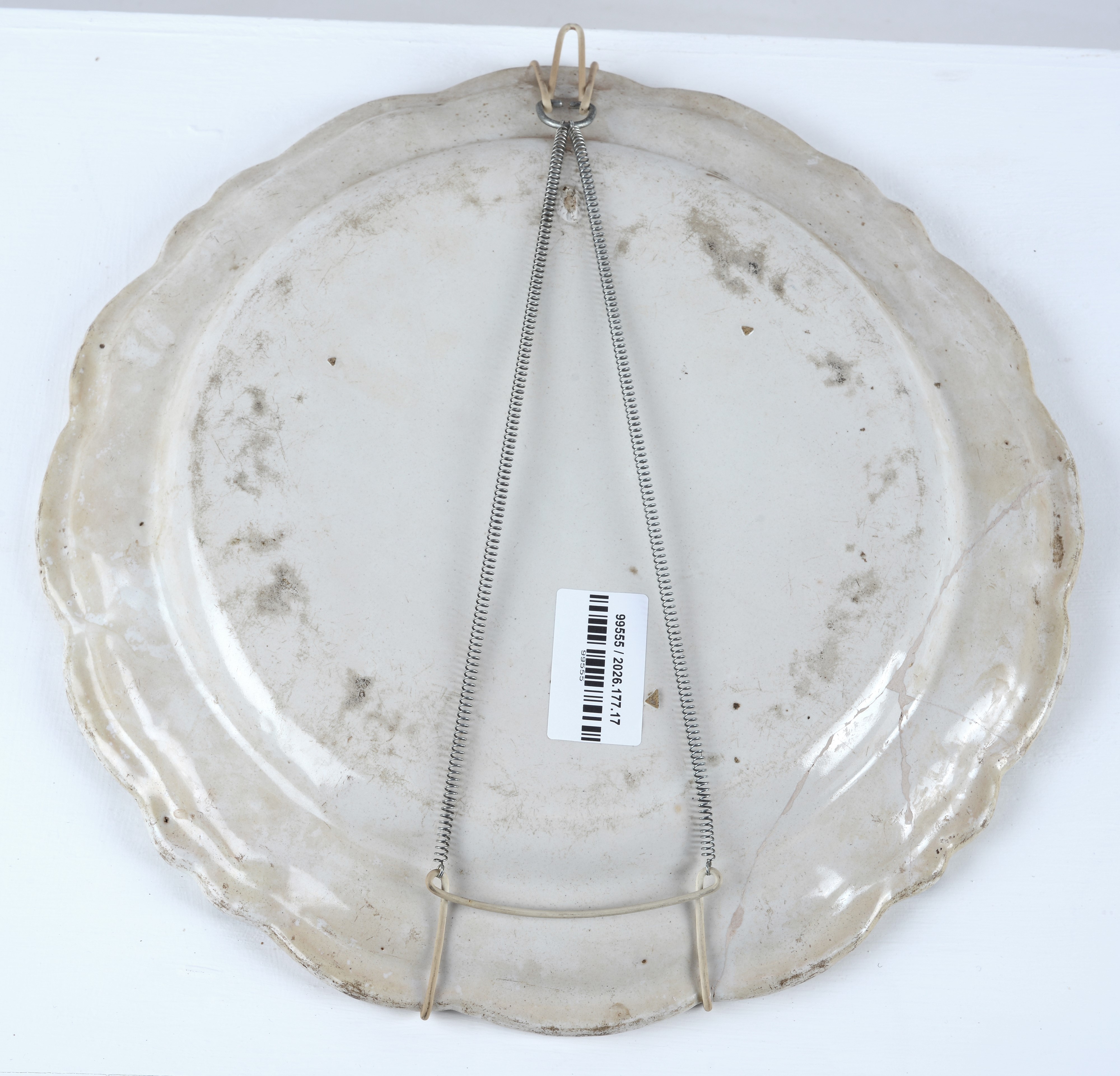 Piatto in maiolica con decorazione floreale, XIX secolo