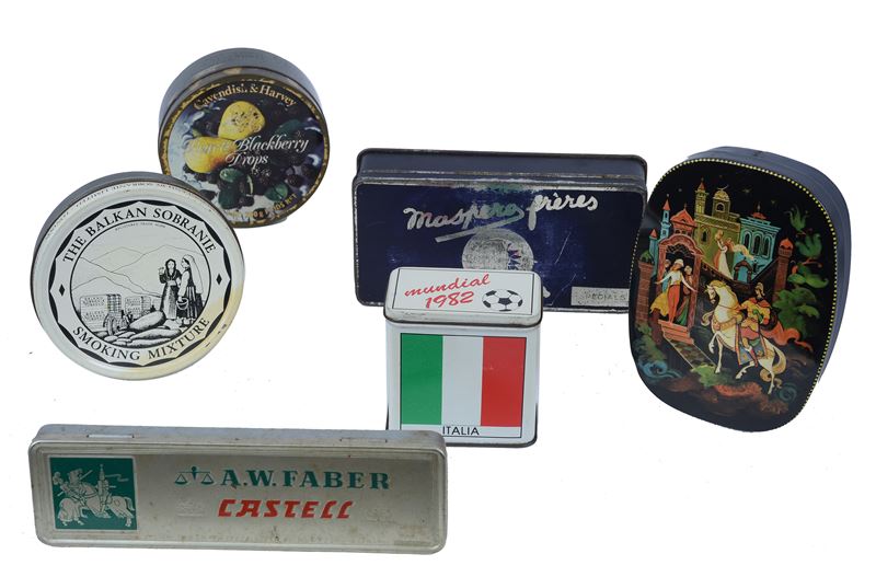 Lotto composto da sei scatole vintage in latta